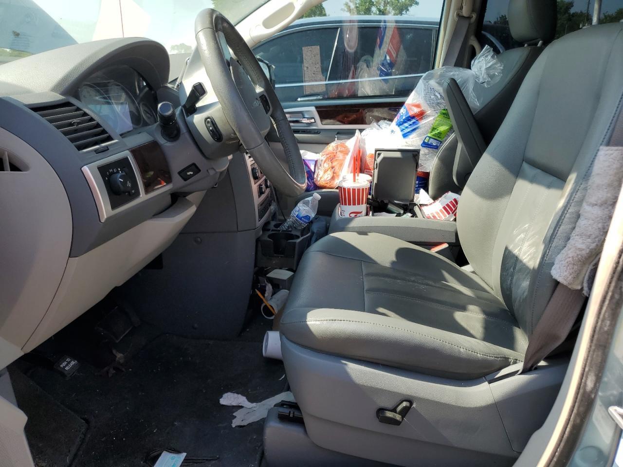 2010 Chrysler Town & Country Touring - Фото 7