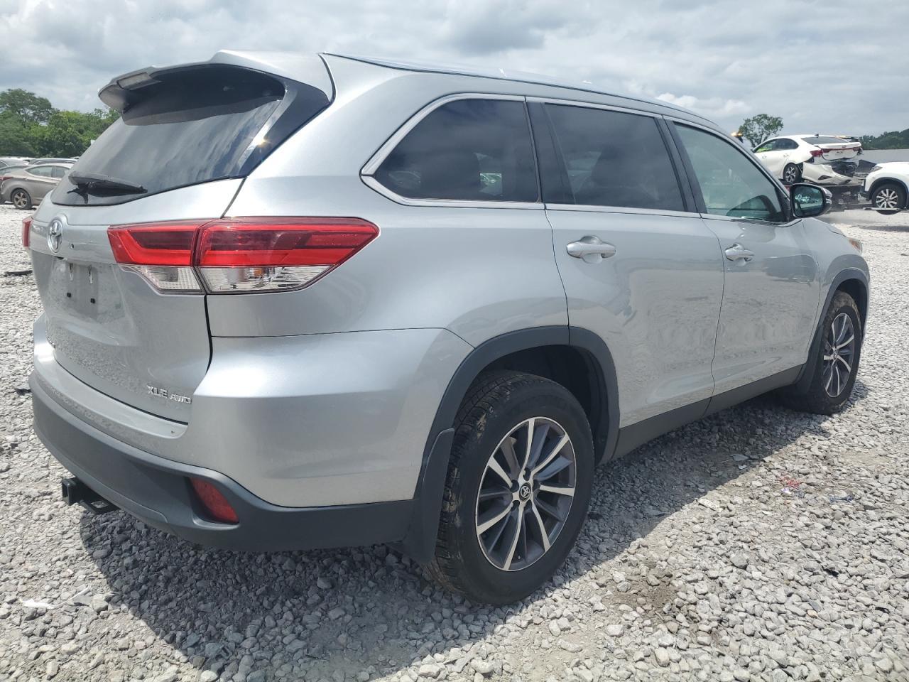 2019 Toyota Highlander Se - Фото 3