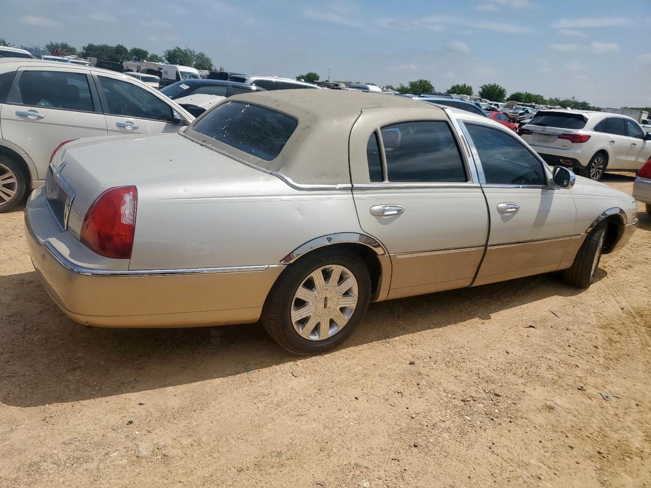 2004 Lincoln Town Car Ultimate - Фото 3