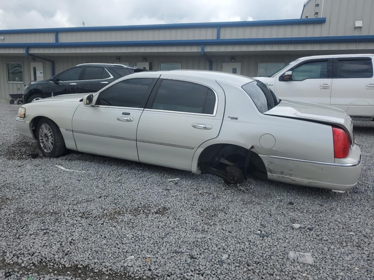 2007 Lincoln Town Car Signature Limited - Image 2
