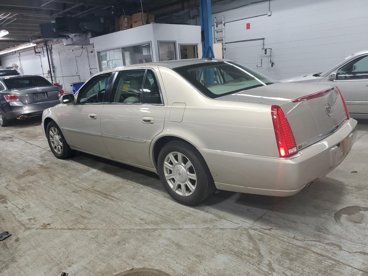 2008 Cadillac Dts - Фото 2