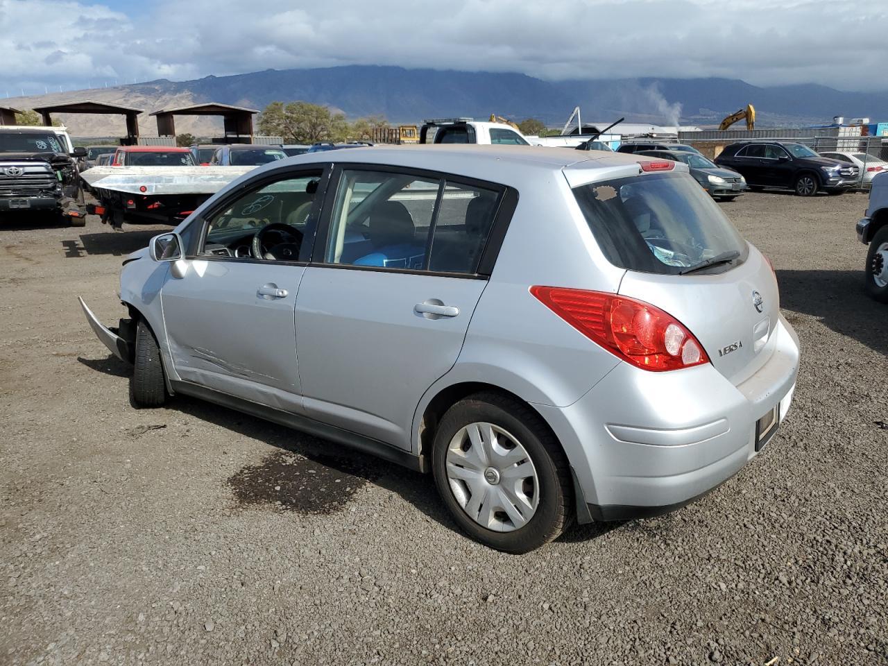 2011 Nissan Versa S - Фото 2