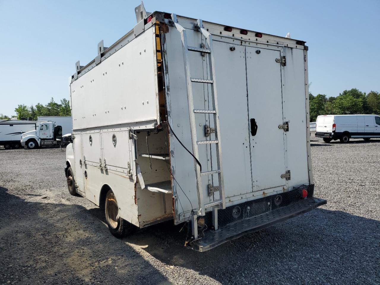2005 GMC Savana Cutaway G3500 - Image 2