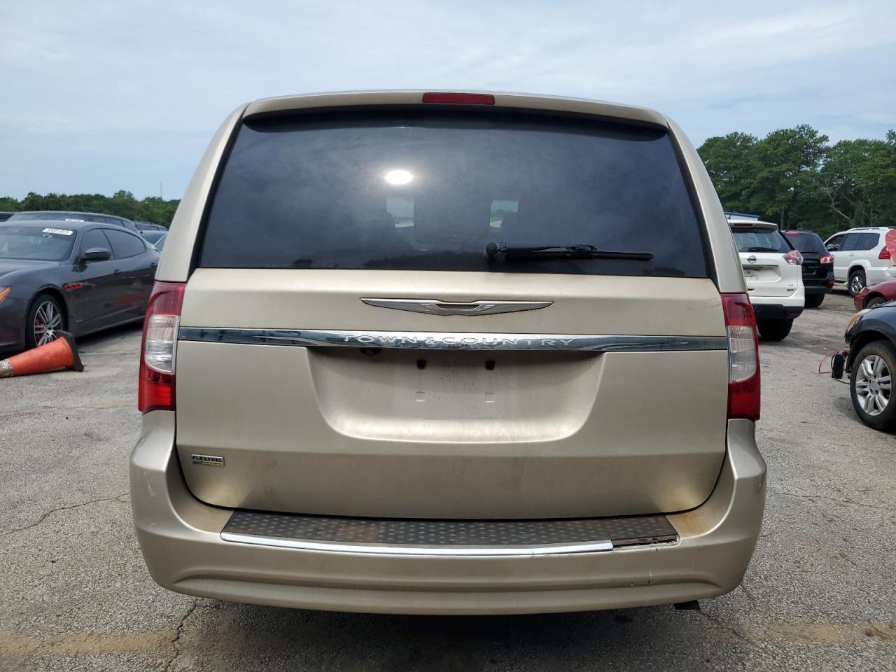 2014 Chrysler Town & Country Touring - Image 6