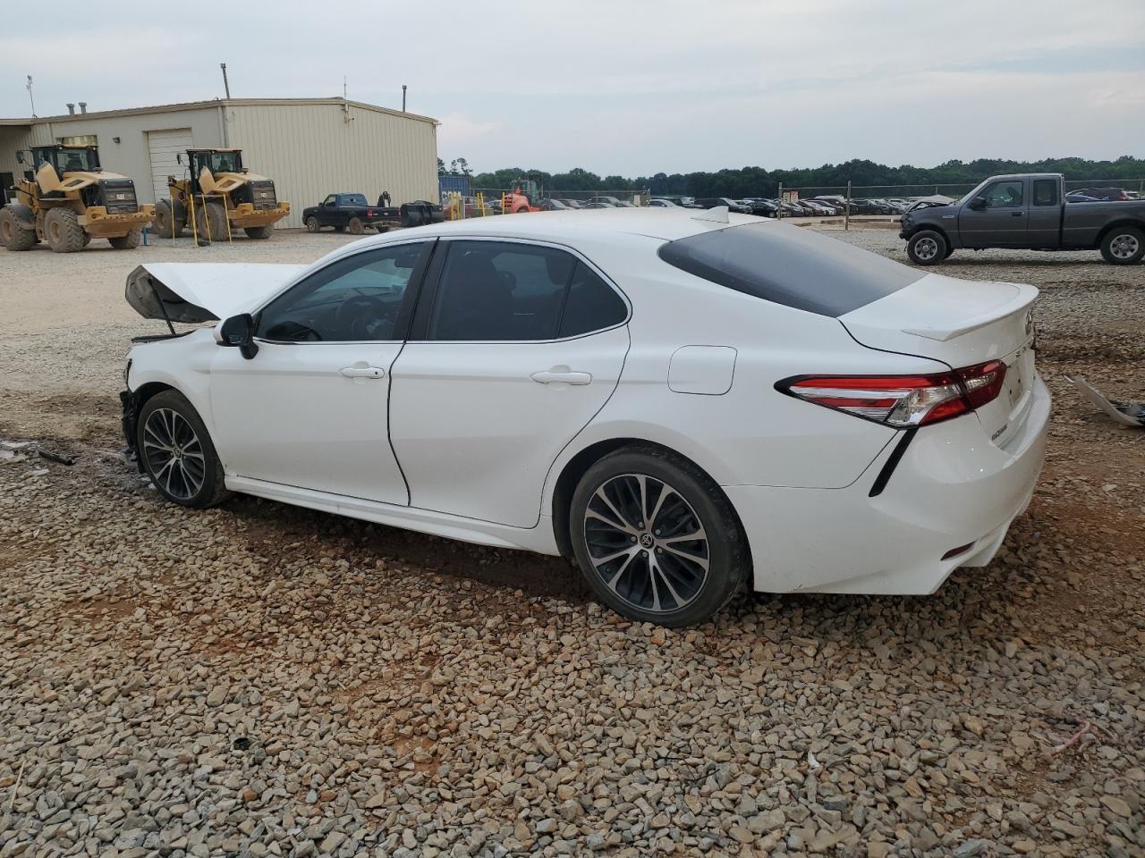 2020 Toyota Camry Se - Фото 2