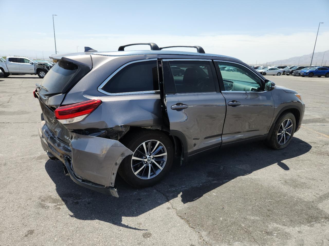 2018 Toyota Highlander Se - Фото 3