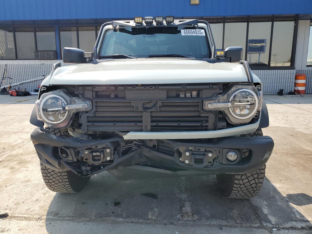 2024 Ford Bronco Black Diamond - Image 5