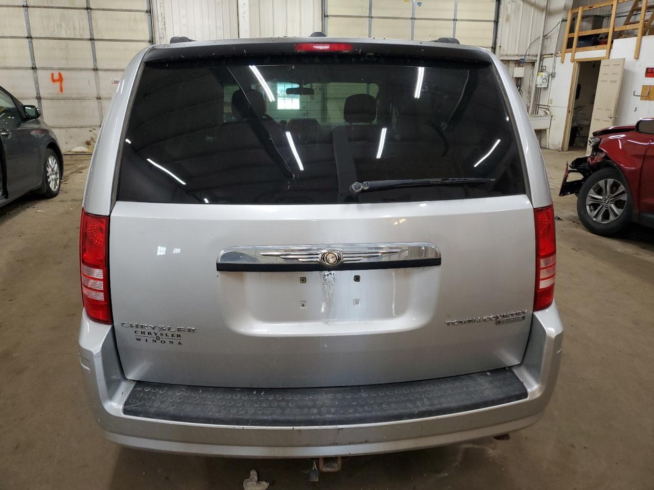 2010 Chrysler Town & Country Touring - Image 6