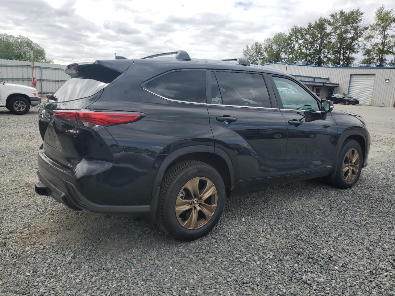 2023 Toyota Highlander Hybrid Bronze Edition - Image 3