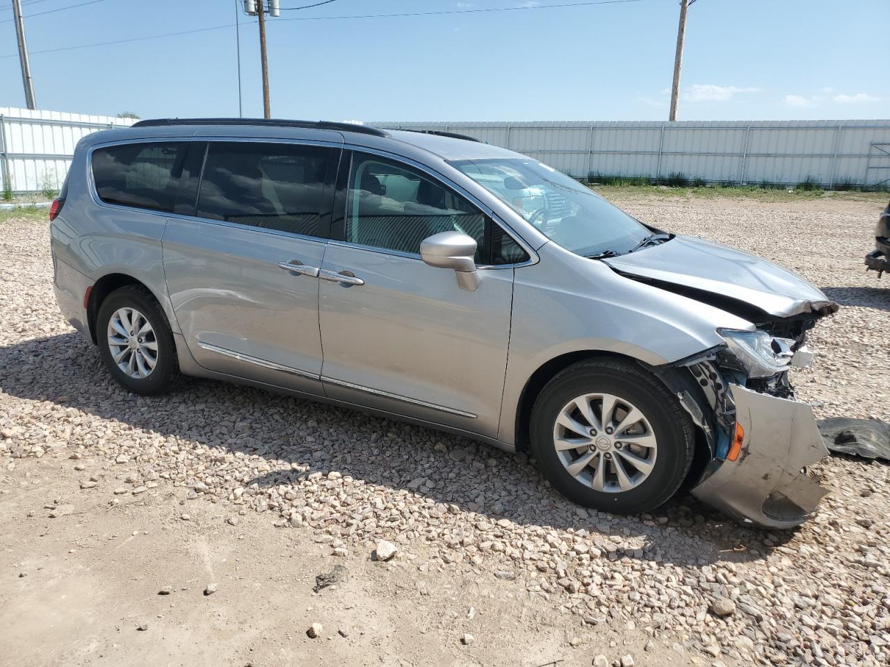 2017 Chrysler Pacifica Touring L - Фото 4