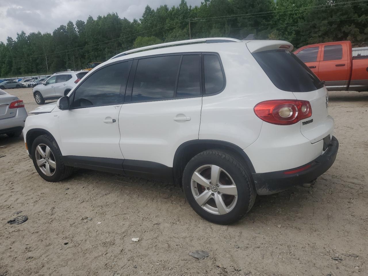 2010 Volkswagen Tiguan Se - Image 2