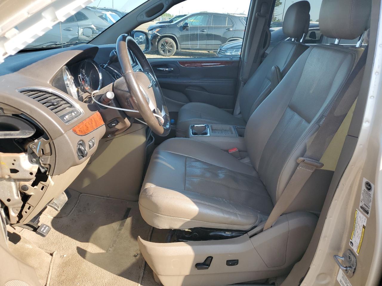 2012 Chrysler Town & Country Touring L - Image 7