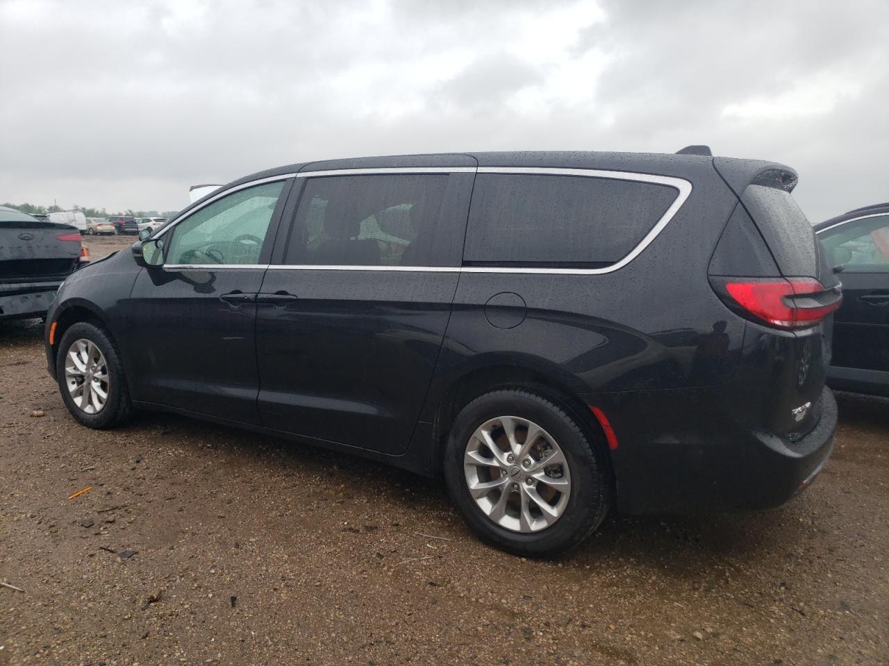 2023 Chrysler Pacifica Touring L - Image 2