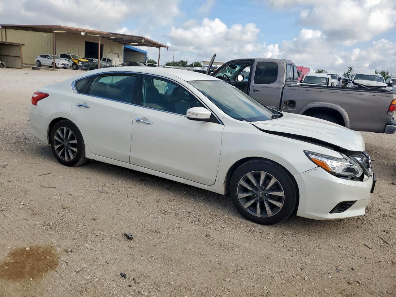 2017 Nissan Altima 2.5 - Image 4