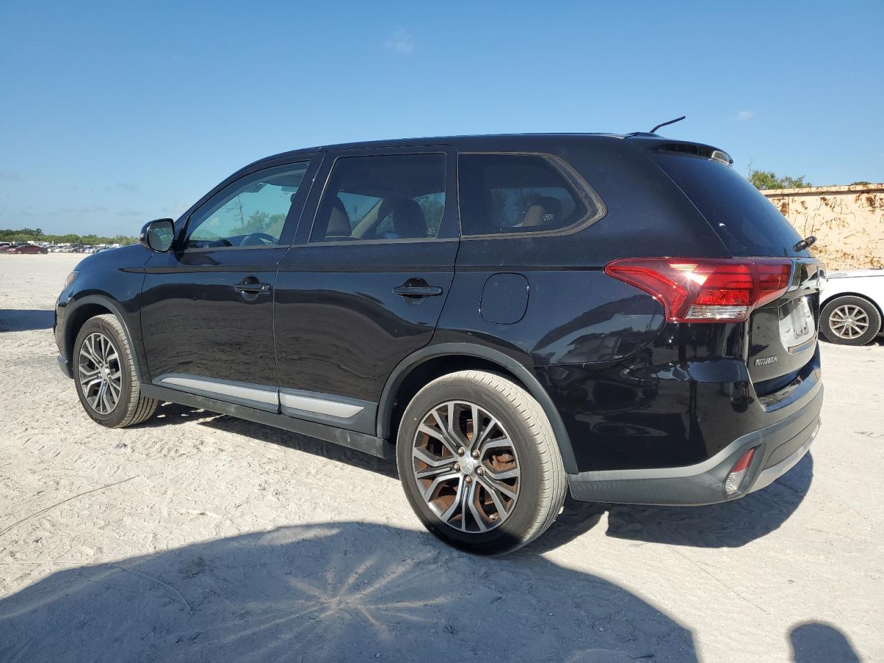 2016 Mitsubishi Outlander Se - Фото 2