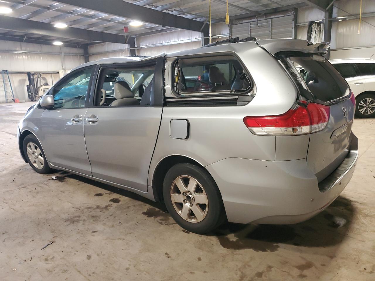 2012 Toyota Sienna Xle - Фото 2