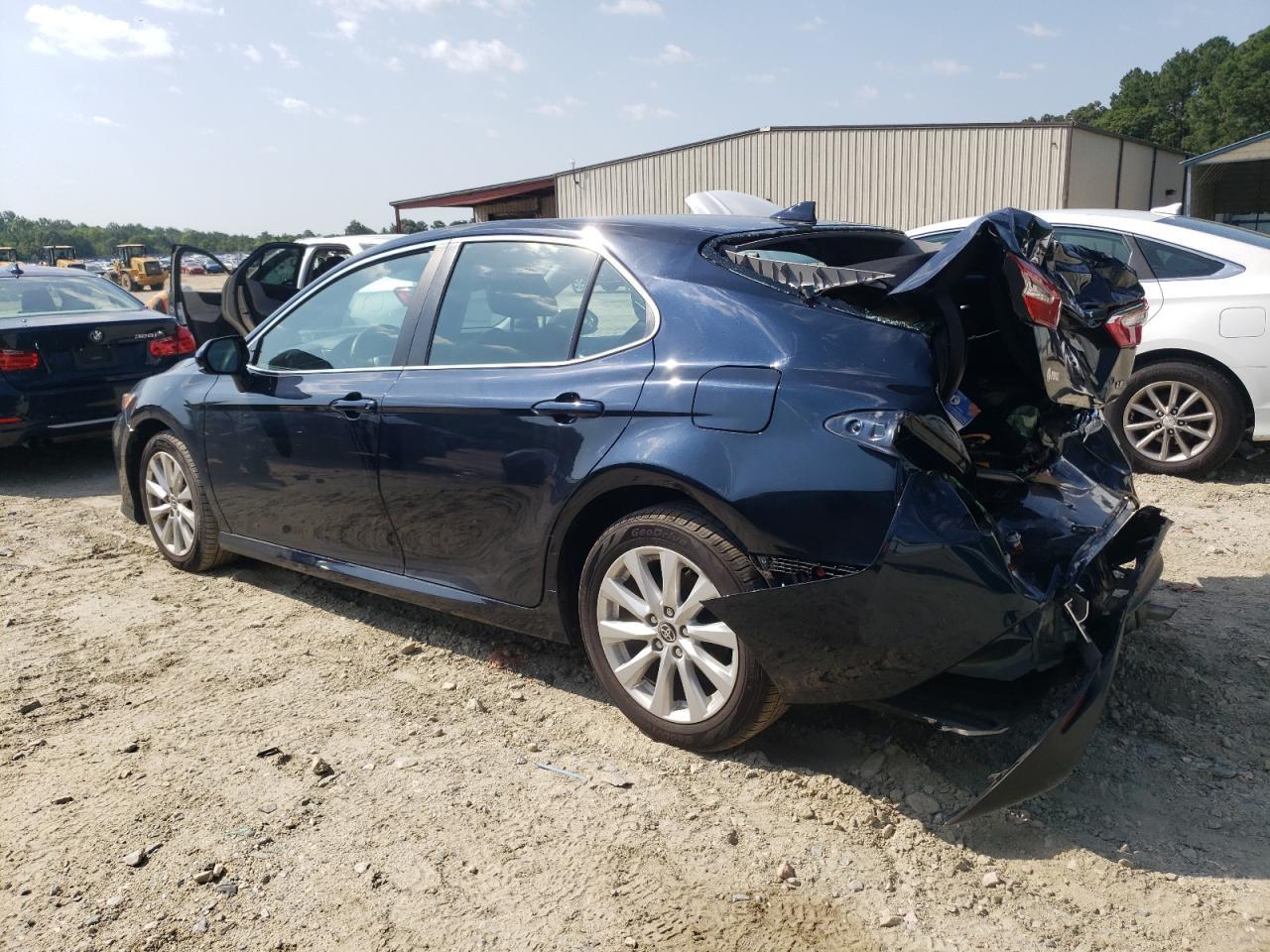 2020 Toyota Camry Le - Фото 2
