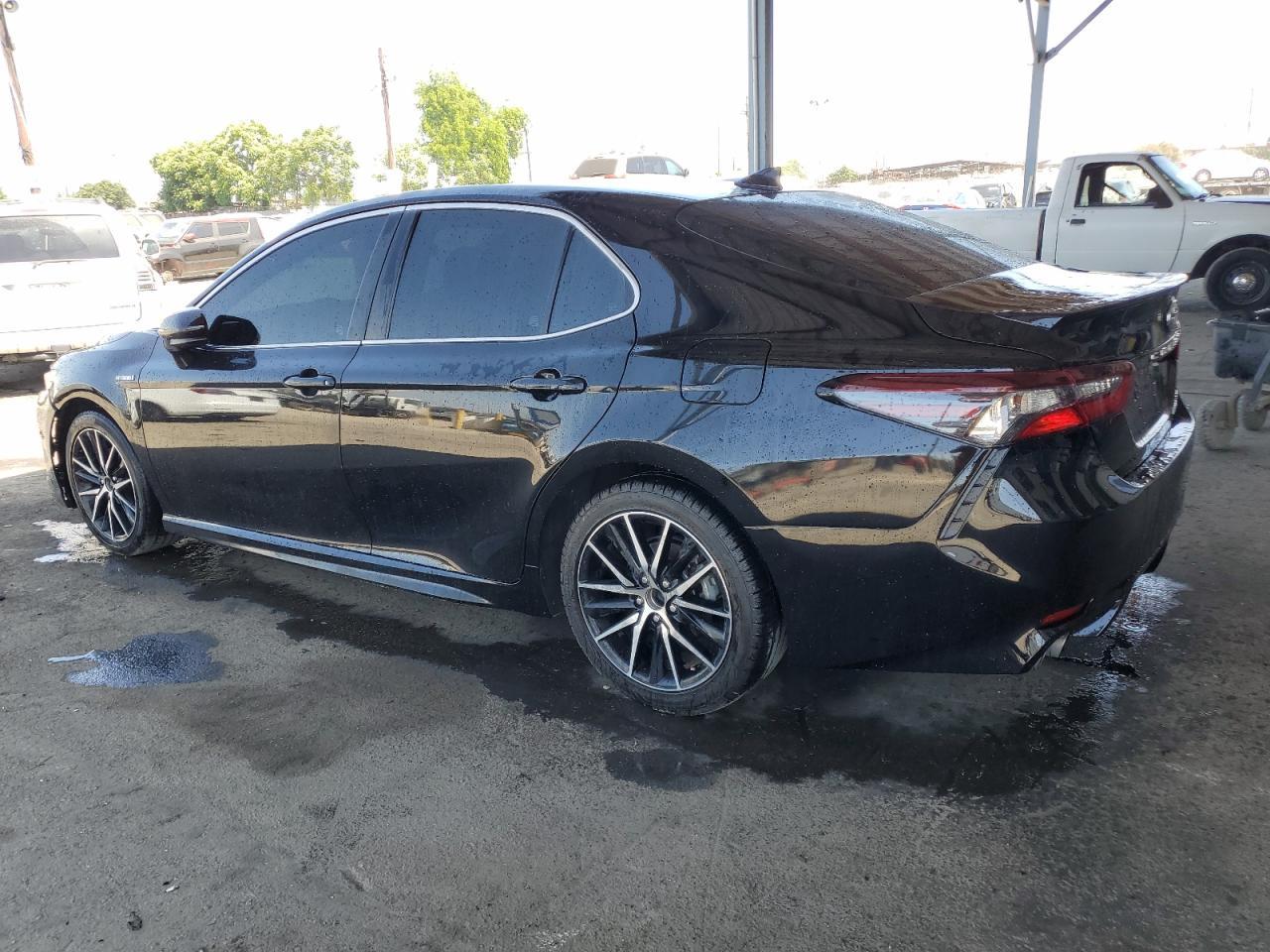 2021 Toyota Camry Se - Фото 2