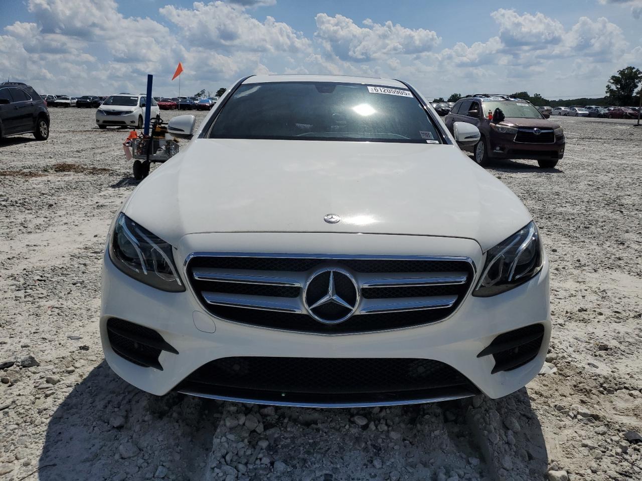 2017 Mercedes-Benz E 300 - Фото 5
