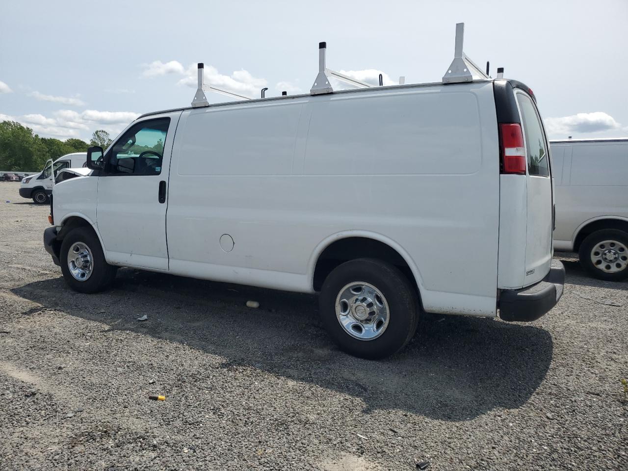 2017 Chevrolet Express G2500 - Фото 2