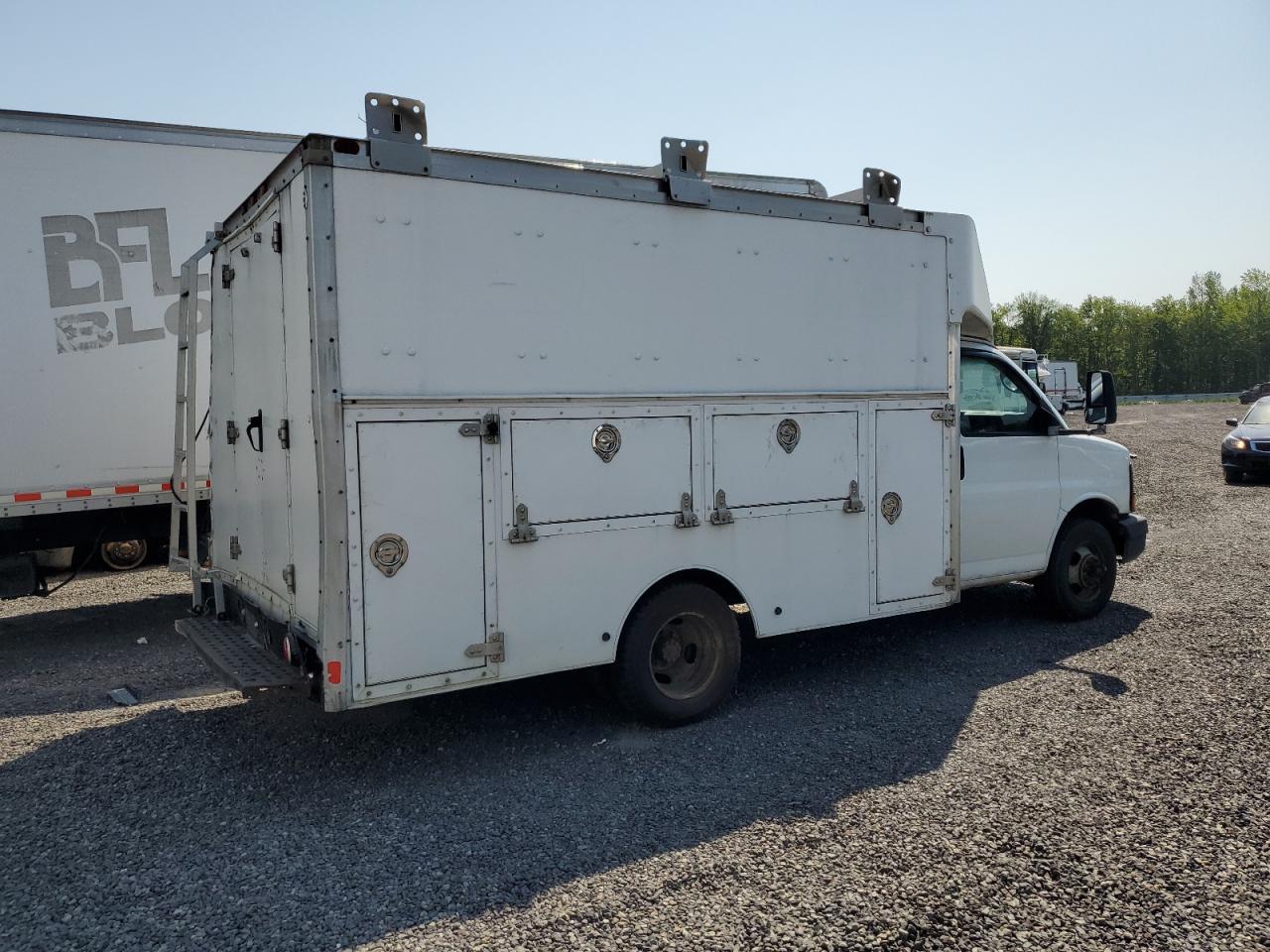 2005 GMC Savana Cutaway G3500 - Image 3