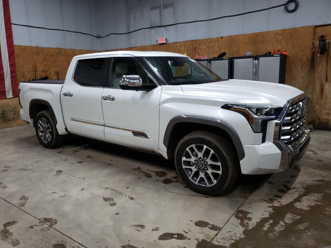 2024 Toyota Tundra Crewmax Platinum - Image 4