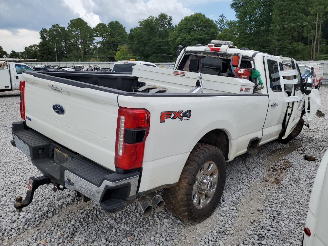 2023 Ford F350 Super Duty - Фото 3