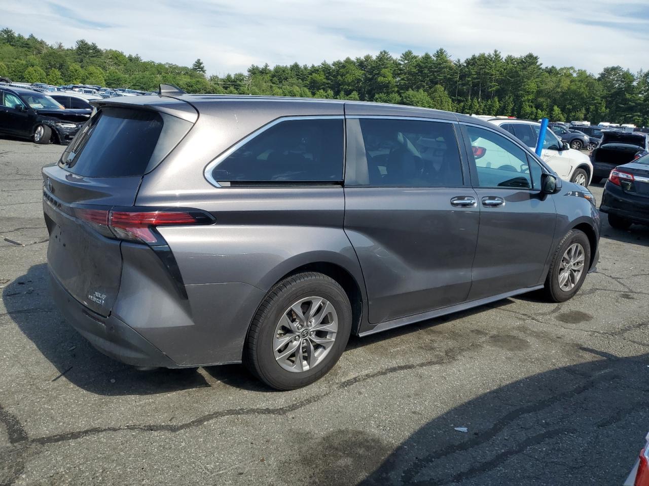 2022 Toyota Sienna Xle - Фото 3