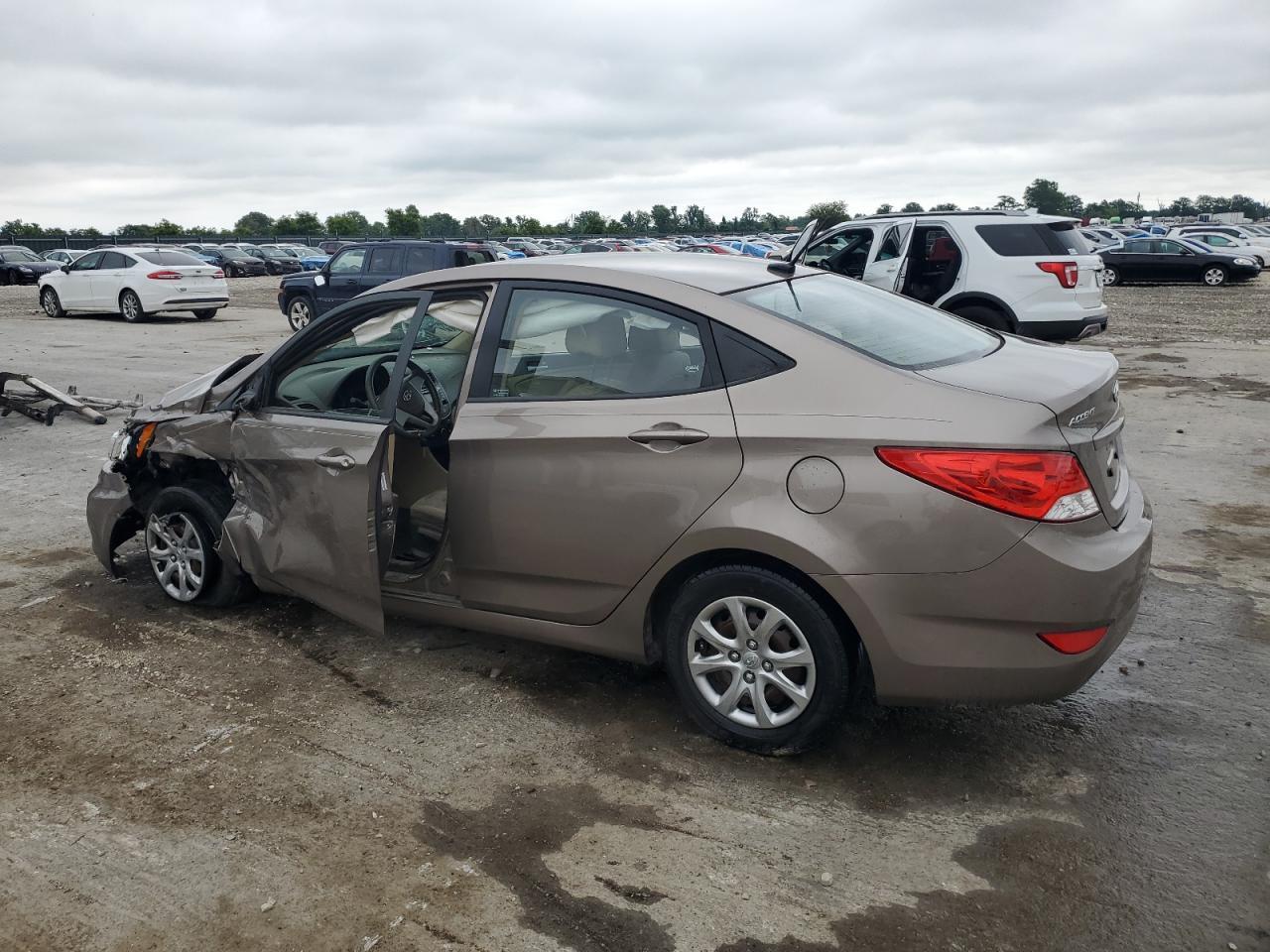 2013 Hyundai Accent Gls - Фото 2