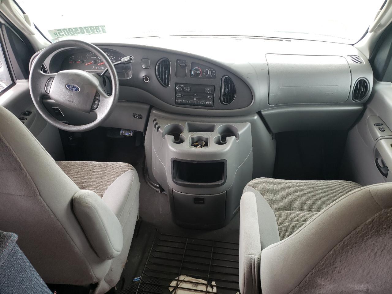 2004 Ford Econoline E450 Super Duty Cutaway Van - Image 5