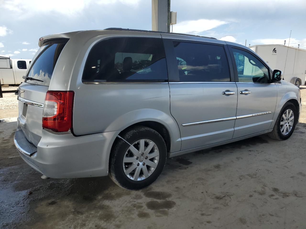 2011 Chrysler Town & Country Touring L - Фото 3