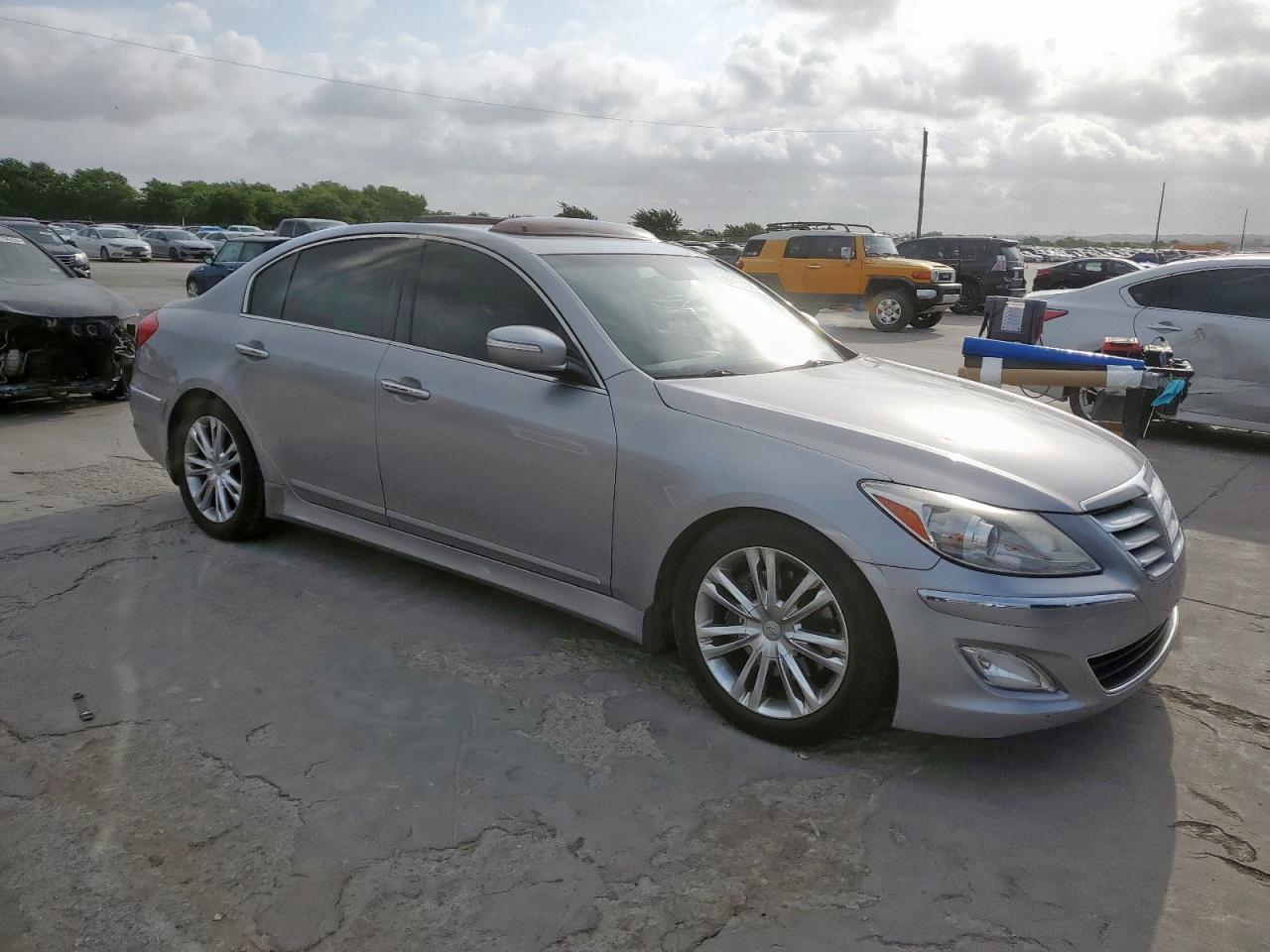 2013 Hyundai Genesis 3.8L - Фото 4