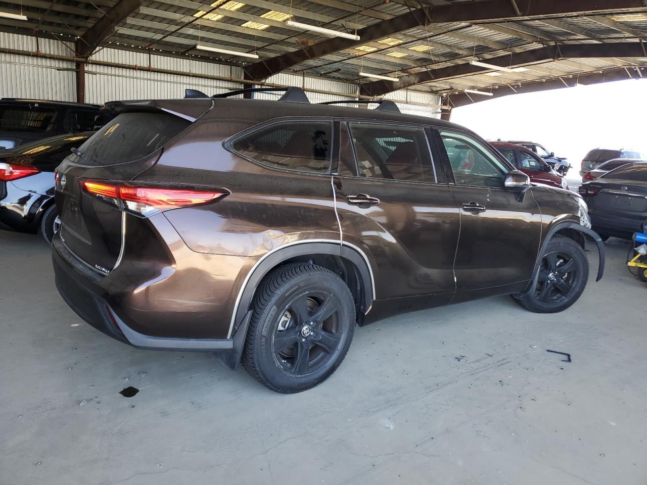 2020 Toyota Highlander L - Image 3