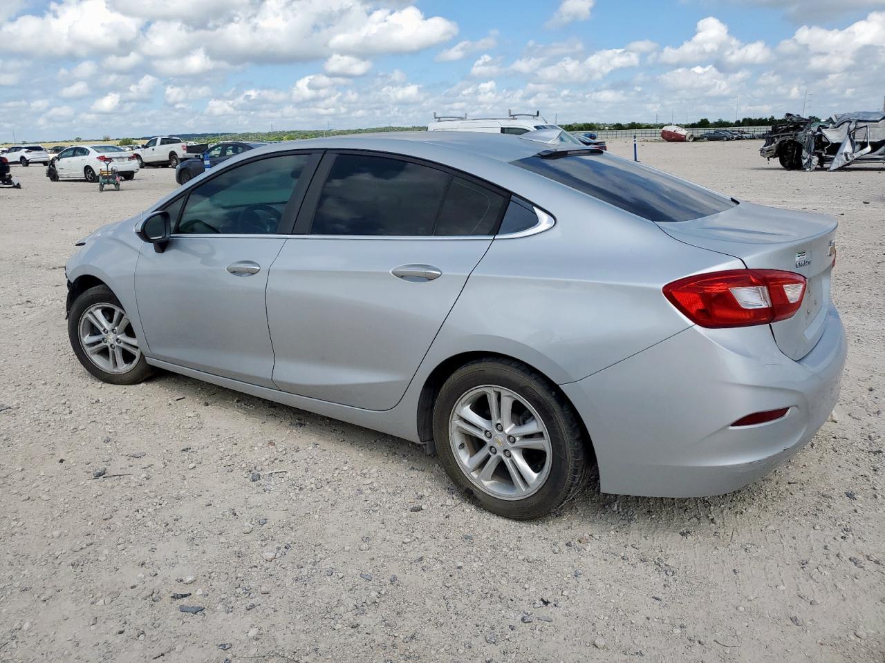 2017 Chevrolet Cruze Lt - Image 2
