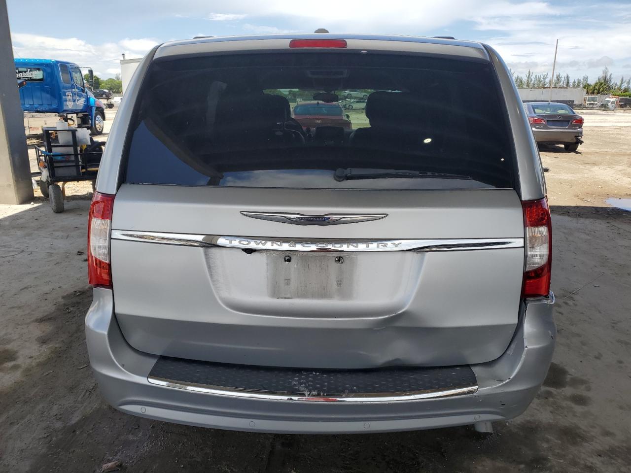 2011 Chrysler Town & Country Touring L - Фото 6
