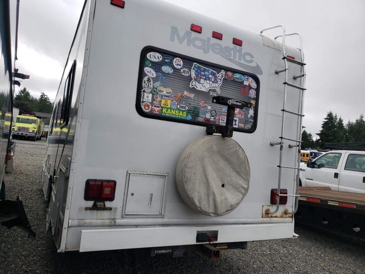 2004 Ford Econoline E450 Super Duty Cutaway Van - Image 3