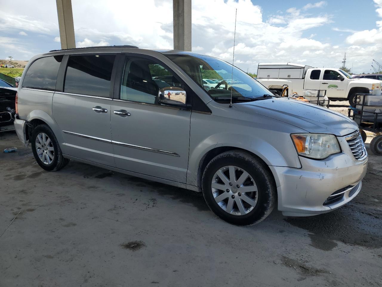 2011 Chrysler Town & Country Touring L - Фото 4