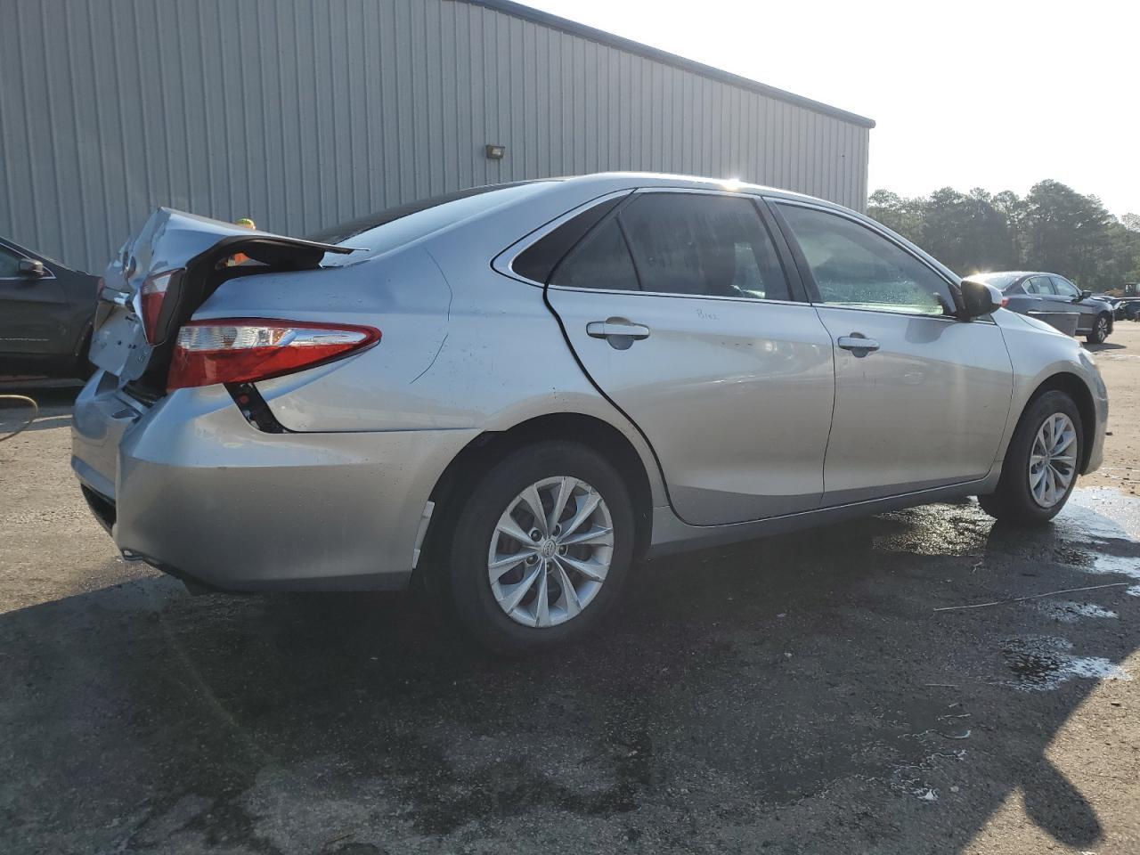 2015 Toyota Camry Le - Фото 3