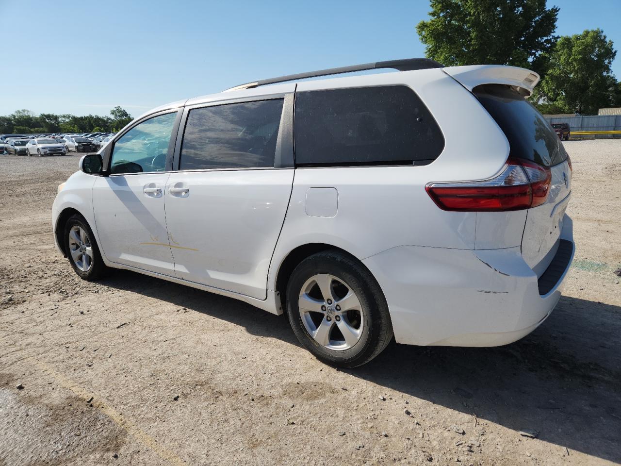 2017 Toyota Sienna Le - Фото 2