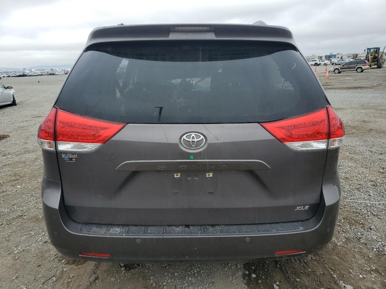 2013 Toyota Sienna Xle - Фото 6