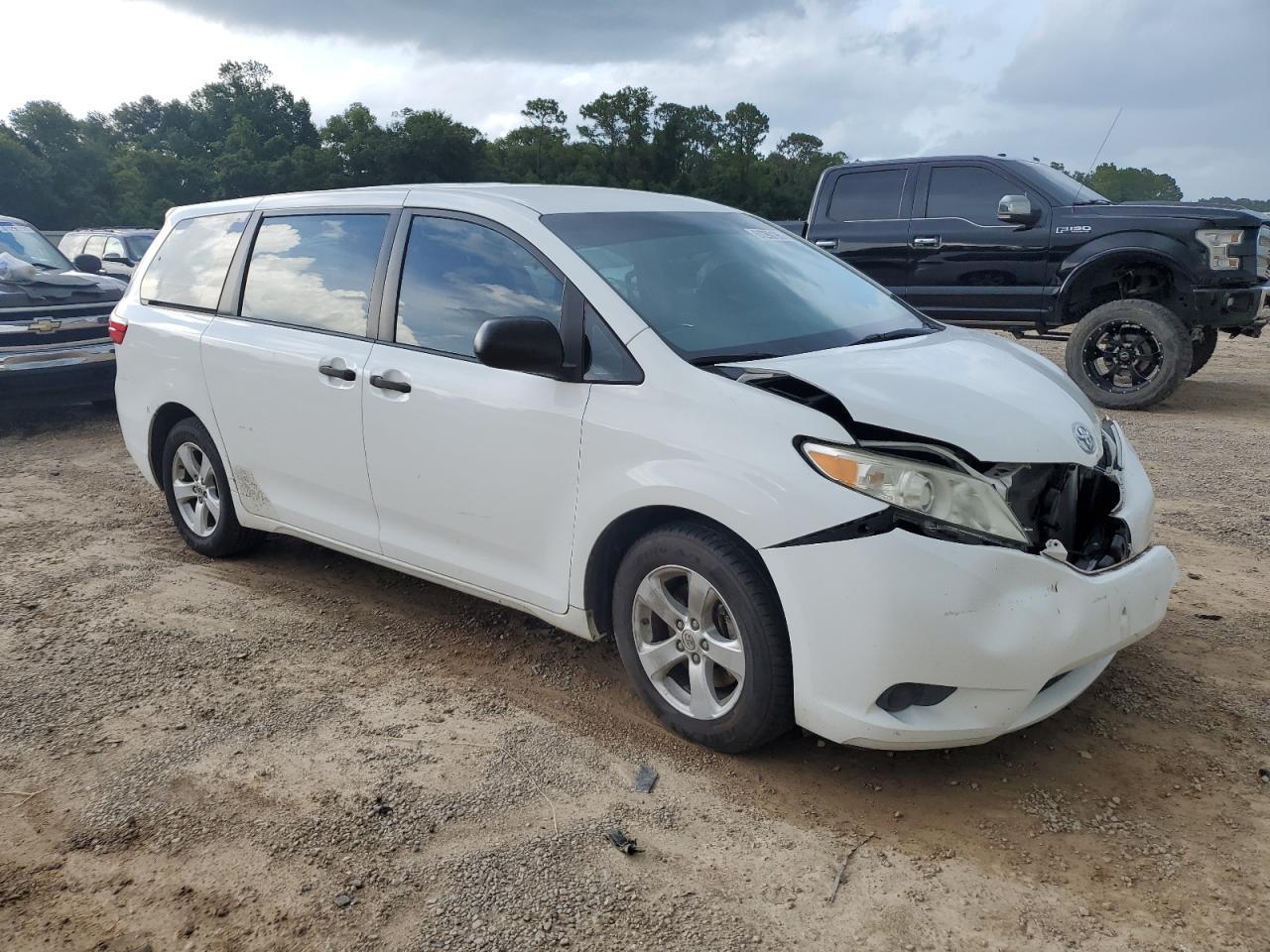 2017 Toyota Sienna - Image 4