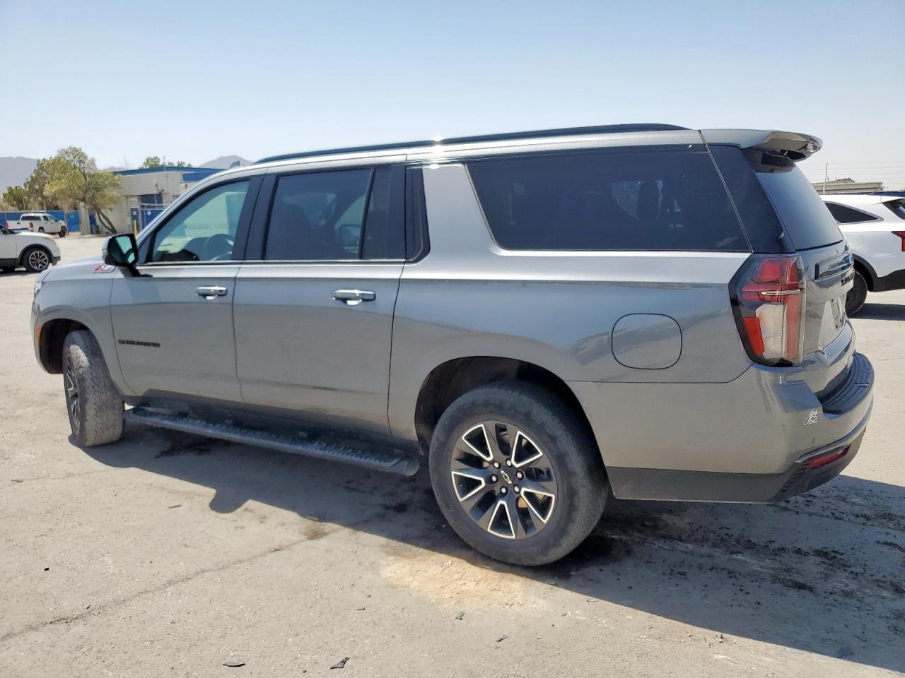 2022 Chevrolet Suburban K1500 Z71 - Фото 2