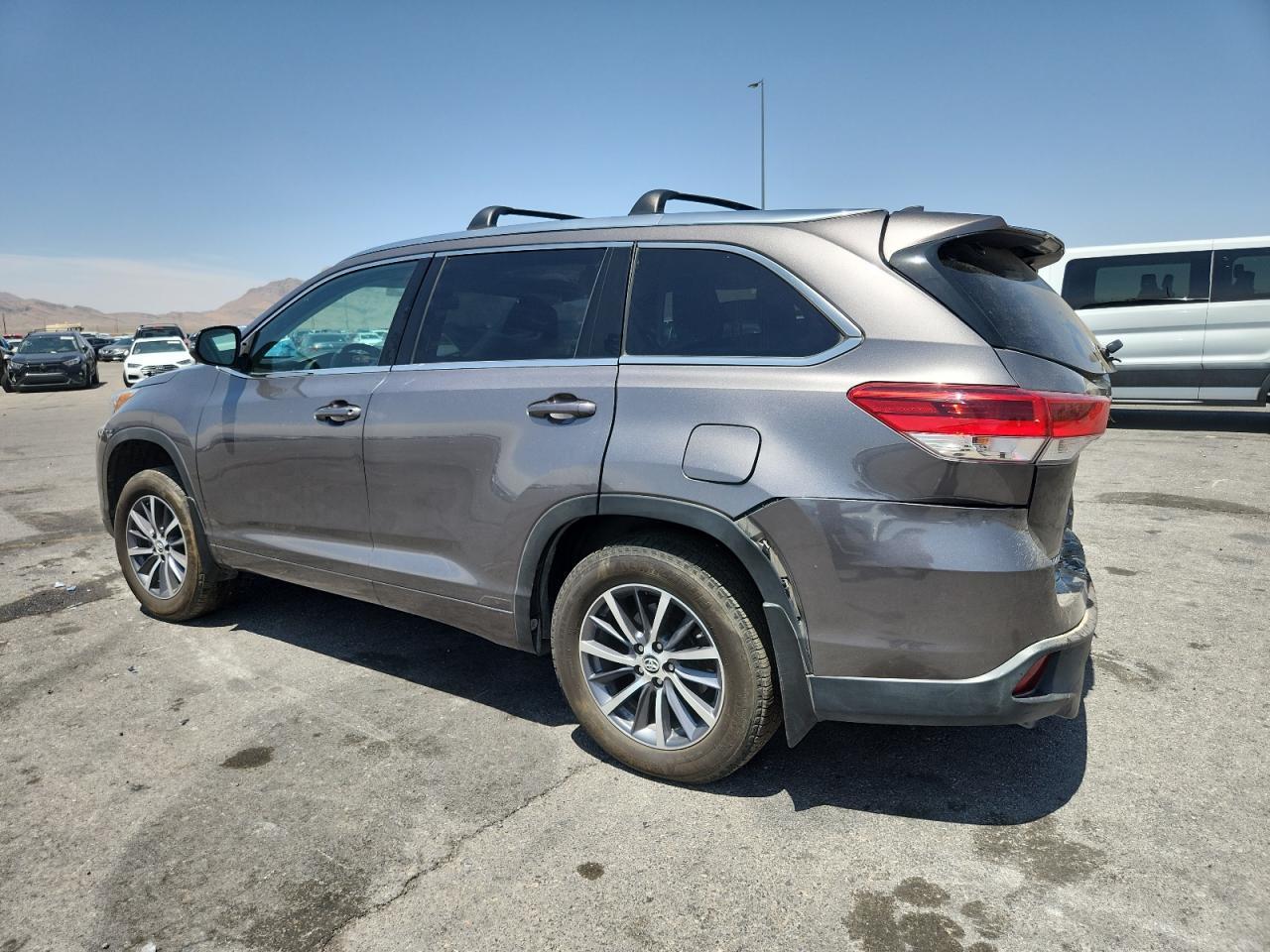 2018 Toyota Highlander Se - Фото 2