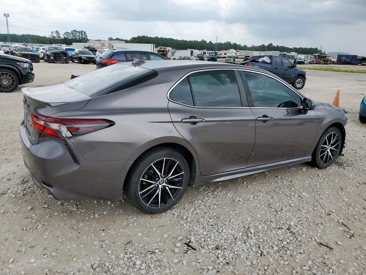 2021 Toyota Camry Se - Image 3