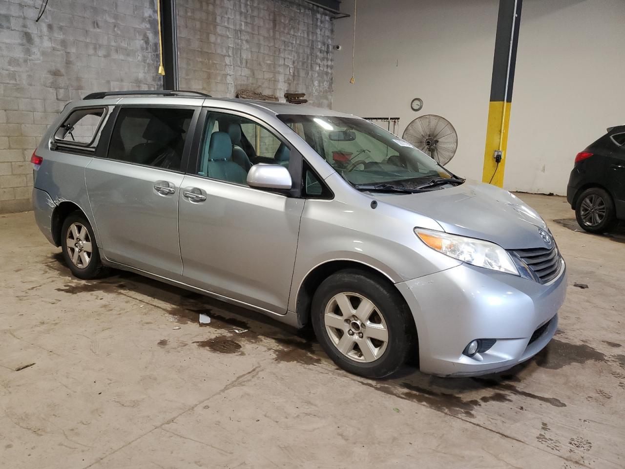 2012 Toyota Sienna Xle - Фото 4