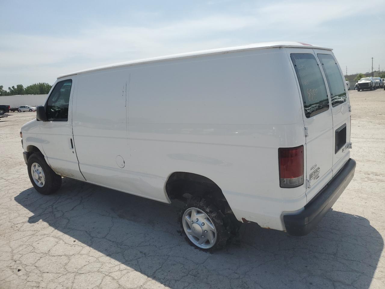2011 Ford Econoline E250 Van - Фото 2