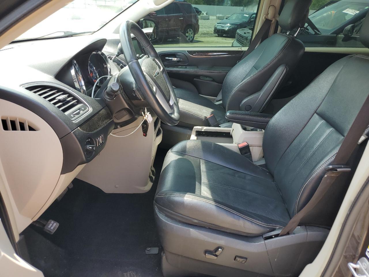 2015 Chrysler Town & Country Touring - Image 7
