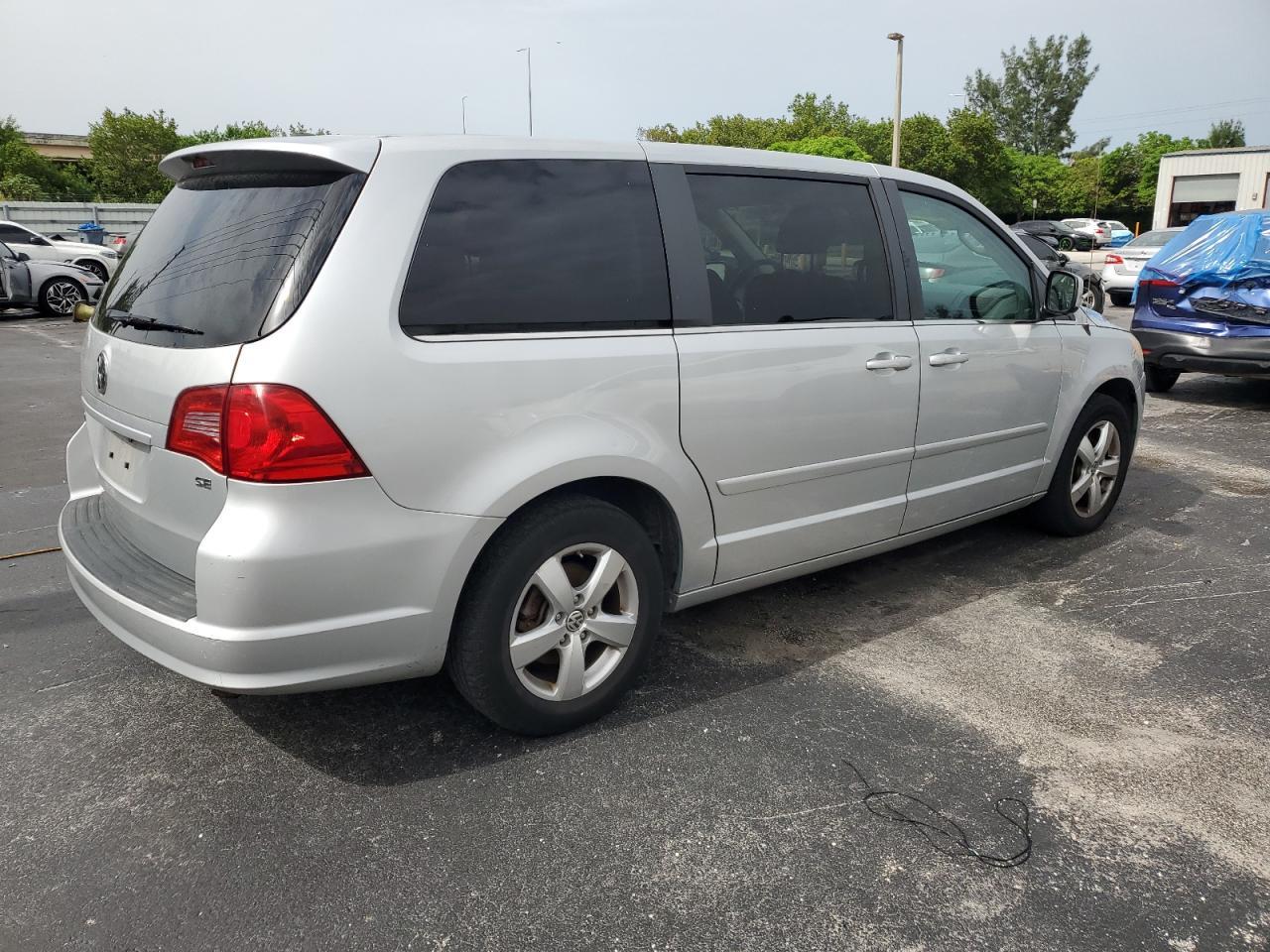 2010 Volkswagen Routan Se - Image 3