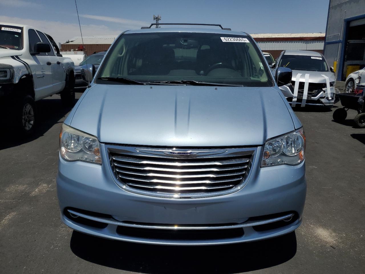 2013 Chrysler Town & Country Touring L - Фото 5