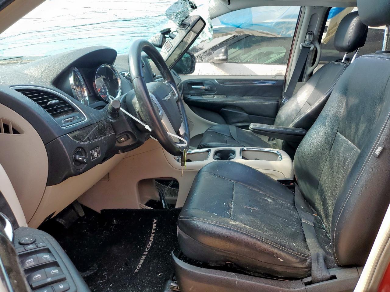 2013 Chrysler Town & Country Touring L - Фото 7